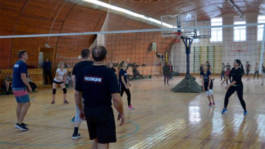 Школьники сыграли в волейбол с полицейскими