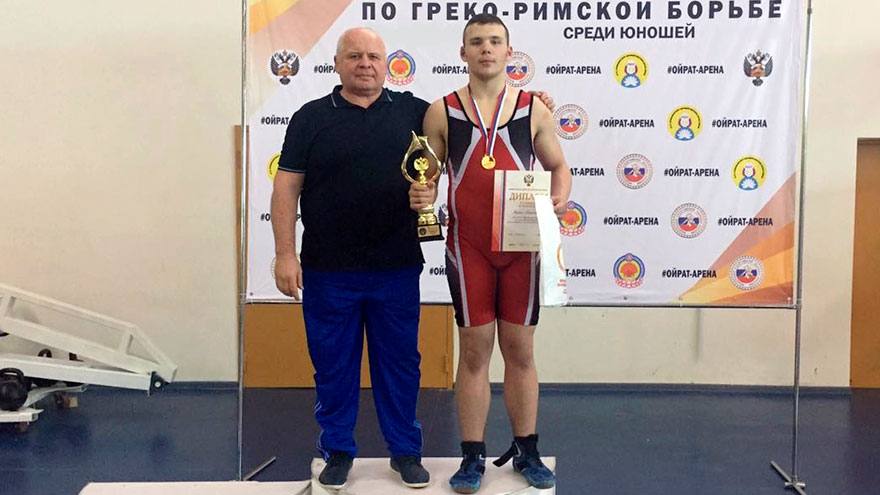 Максим Паненков победил на первенстве Сибири по греко-римской борьбе
