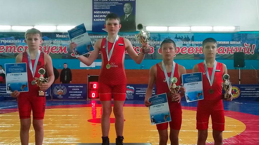    Никита Разумов победил на первенстве СФО по борьбе