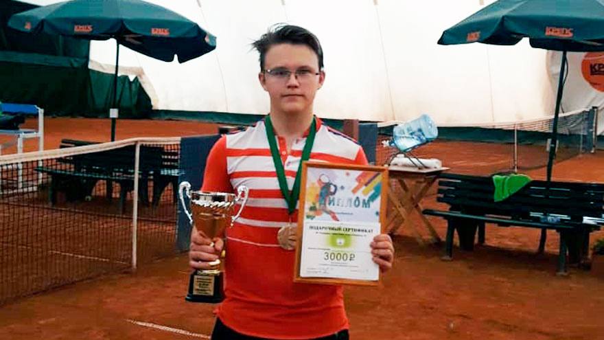 Олег Мартыненко победил на региональном турнире по теннису