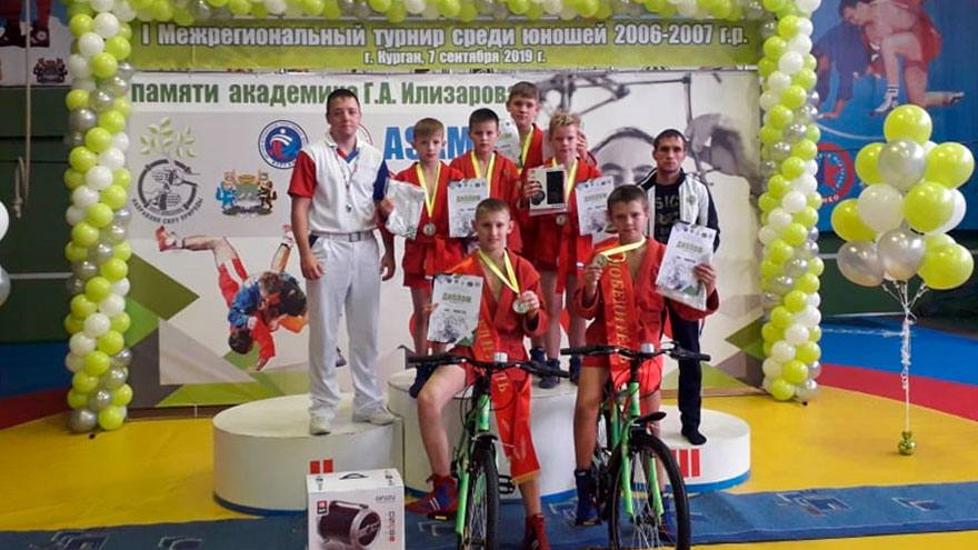 Самбисты из Томской области отличились на турнире в Кургане