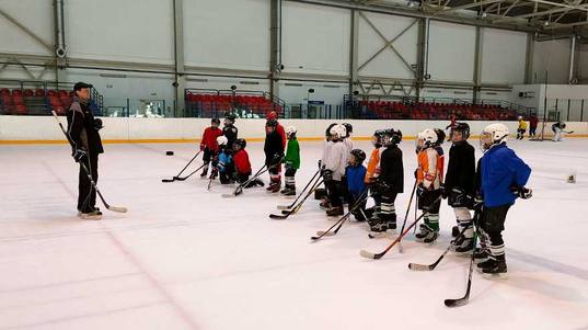Завершение хоккейного сезона, или День рождения на льду. Репортаж SportUs.Рro из СК «Кристалл»