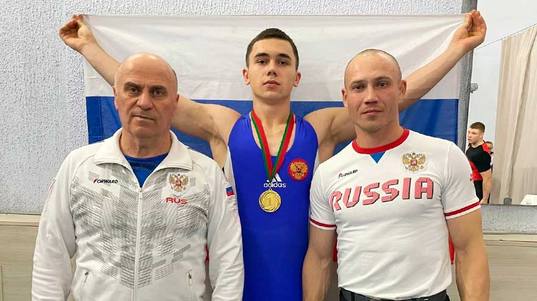 Александр Белоус победил на международном турнире по тяжелой атлетике