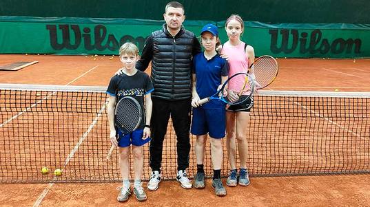 Юные теннисисты готовятся к первенству Сибири. Репортаж SportUs.Рro с кортов клуба «Чемпион»