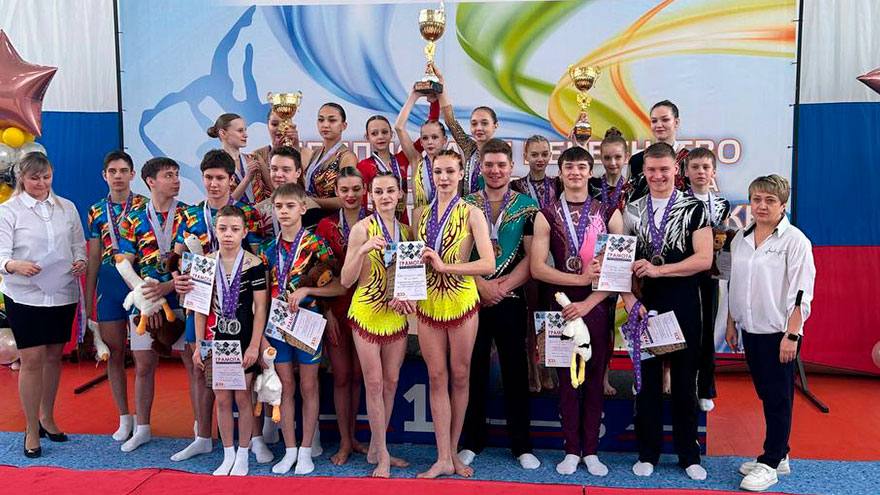 Томичи выиграли награды чемпионата Сибири по спортивной акробатике