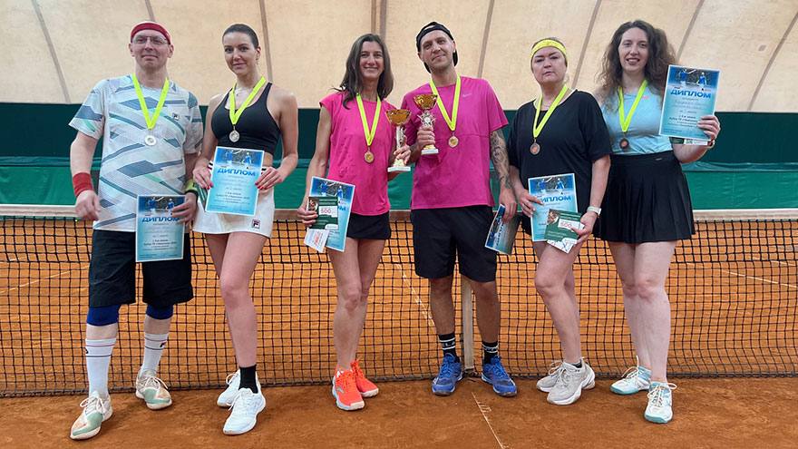 Смешанная теннисная пара победила на кортах ТК «Чемпион»