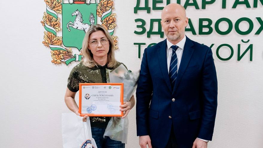Глава областного спорта наградил томского медика