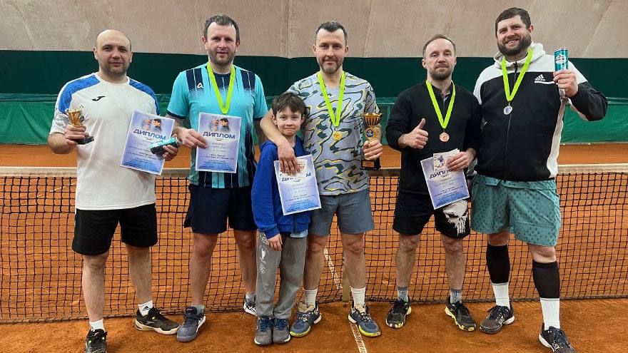 Теннисисты сыграли очередную серию на кортах «Чемпиона»