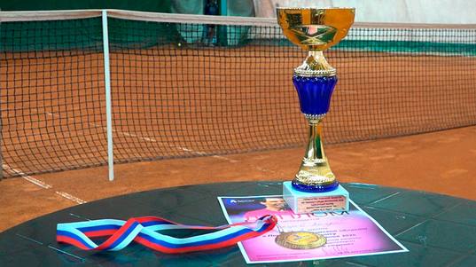 Ветераны разыграли призы теннисного первенства области. Репортаж SportUs.Pro из клуба «Чемпион»