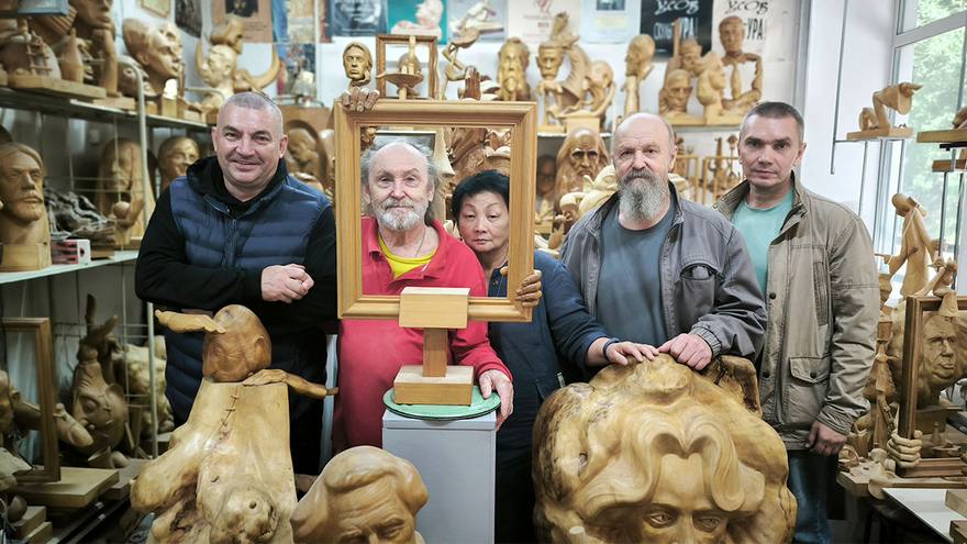 Единоборцы вновь посетили мастерскую скульптора Леонтия Усова